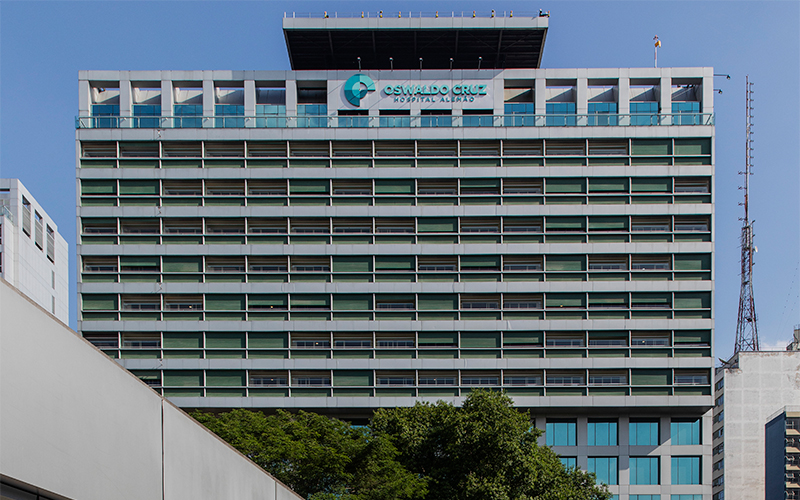 Fachada principal do Hospital Alemão Oswaldo Cruz, com sua arquitetura moderna e logo visível no topo.